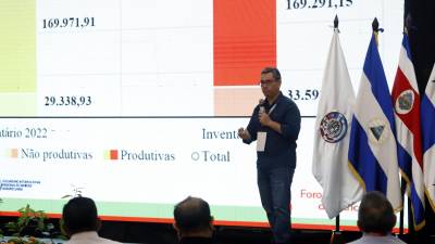 <b>El fitopatologista José Belasque expone sobre la situación del HLB en Brasil. Foto: Franklyn Muñoz.</b>