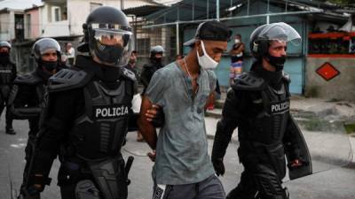 Un hombre es arrestado durante una manifestación contra el gobierno del presidente Miguel Díaz-Canel en el municipio de Arroyo Naranjo, La Habana. Miles de cubanos participaron en las manifestaciones del domingo coreando 'Abajo la dictadura', mientras el presidente Miguel Díaz-Canel instaba a los simpatizantes a enfrentar a los manifestantes.