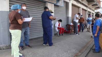 El personal de Salud ayer durante la brigada móvil en el barrio Sunseri. Foto: F. Muñoz.