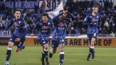 La plantilla del Napoli festejó a lo grande el triunfo en campo de Lazio.