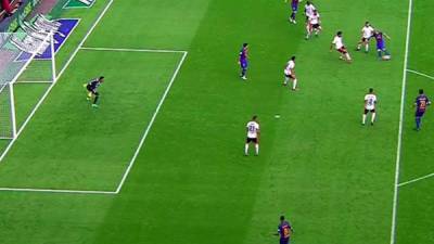 En la imagen se ve como Luis Suárez está en fuera de juego, tapando la visión del portero Diego Alves al momento del disparo de Lionel Messi.