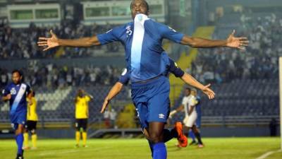 Dennis López ejerció el magisterio. “Enseñé por años el himno de Honduras”, nos dijo. Por eso nunca podrá olvidarlo. Foto cortesía Nuestro Diario