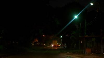 Desde la 15 hasta la 20 calle, en la primera avenida, del barrio Las Flores, no se ve casi nada, pues en el tramo hay pocos focos. Foto: Franklyn Muñoz.