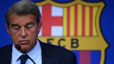 Laporta dio una conferencia de prensa para explicar la dramática situación que atraviesa el Barcelona. Foto AFP.