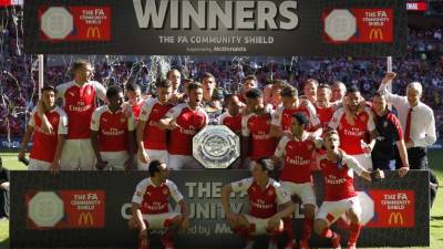 Los 'gunners' celebraron ayer su primer título de la temporada.