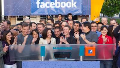 Mark Zuckerberg y su equipo de trabajo en Facebook.