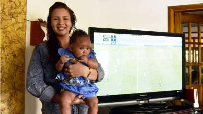 Kathleen Almendárez estuvo pendiente del partido de Honduras ante Argelia, en el que su marido Romell Quioto marcó un gol. Foto Samuel Zelaya