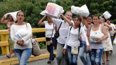 Mujeres retornan a Venezuela tras comprar víveres en almacenes de Cúcuta, frontera con Colombia. Foto: EFE