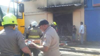El incendio quemó casi la totalidad de la mercadería.