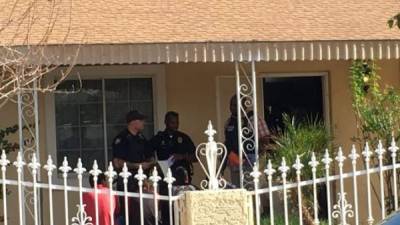 La policía estadounidense al momento del rescate de los indocumentados de una casa de seguridad en Arizona. Foto: The Republic.