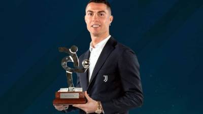 Cristiano Ronaldo posando con su nuevo galardón.