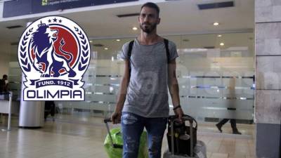 Nicolás del Grecco saliendo del aeropuerto Toncontín de Tegucigalpa. Foto Juan Salgado