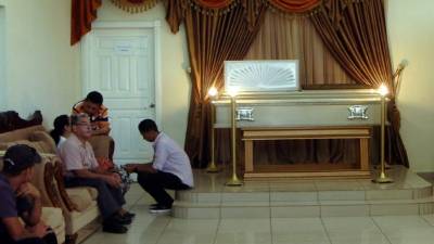 Familiares y amigos de Tulio Ernesto Carías durante su velatorio ayer.