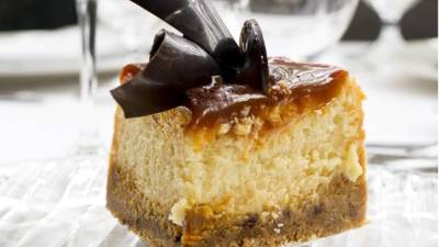 Decorar con trozos de chocolate y dulce de leche.