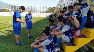 Reynaldo Tilguath dirige a la Sub-20 de Honduras. Foto @FenafuthOrg