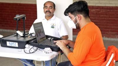 Ciudadano realiza proceso de enrolamiento en el instituto Primero de Mayo de San Pedro Sula.