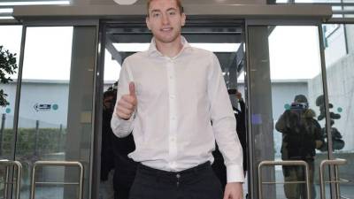 Dejan Kulusevski ha pasado hoy reconocimiento médico en el J-Center de Turín para firmar su nuevo contrato con la Juve.