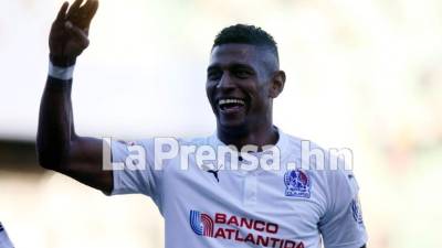 Carlo Costly se lució con dos goles de cabeza para el triunfo del Olimpia ante la Real Sociedad. Foto Juan Salgado