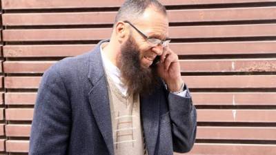 Nadeem Rasheed, hermano del fallecido pakistaní Naeem Rashid y su hijo Talha Naeem, quienes murieron al disparar en una mezquita en Christchurch, en su ciudad natal en Abbottabad, Pakistán. EFE