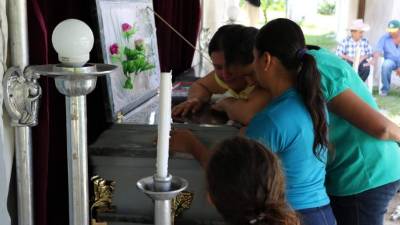 Marina Pineda, compañera de hogar del regidor, llora su muerte durante el velatorio en su vivienda.