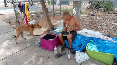 Vista de un hombre sin hogar en un campamento en Miami.