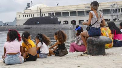 Dianis, cubana de 28 años, y su hija Adenys, de 13, combinaron de negro sus blusas para asemejarse al submarino de propulsión nuclear ruso Kazan. Ambas sonríen impacientes en una larga fila para abordar la fragata Gorshkov, como ya lo han hecho cientos.