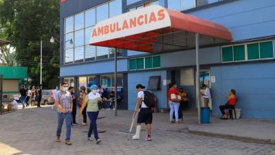 Cientos de personas asisten a diario al Seguro Social de San Pedro Sula, incluso procedentes de partes del norte y occidente del país.