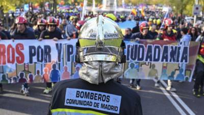 Más de 5.000 bomberos se manifiestan en Madrid para alertar de la descoordinación que sufren ante tragedias como la DANA.