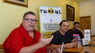 Juan Carlos Hidalgo y su equipo explicando cómo Tunkul le apuesta a la adquisición de nuevos talentos jóvenes en el país, que deseen abrirse camino en el mundo de la música.