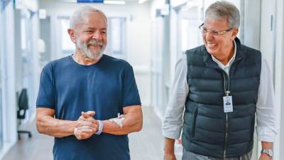 El mandatario, Luiz Inácio Lula da Silva (i), caminando al lado del médico Marcos Stavale.