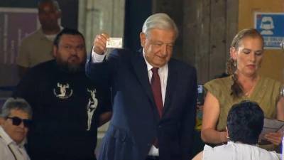 El presidente Andrés Manuel López Obrador ejerce su voto este domingo en Ciudad de México. Es la primera vez en un cuarto de siglo que AMLO no aparece en una papeleta presidencial.