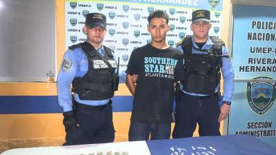 Siendo presentado por la Policía local luego de ser interceptado flagrante con los paquetes.