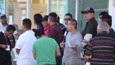 Decenas de mexicanos ingresando a su país tras su deportación desde Estados Unidos.