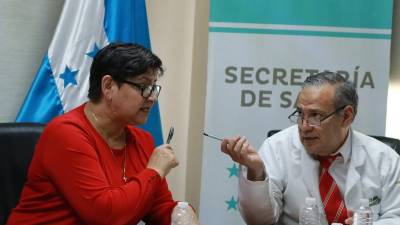 Ministra de Salud, Carla Paredes, y el doctor Samuel Santos | Fotografía de archivo
