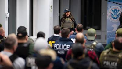 La nueva secretaria de Seguridad Nacional de Estados Unidos, Kristi Noem, dirigió este martes en persona las primeras redadas de inmigrantes que tienen lugar en Nueva York, una de las ciudades “refugio” del país en las que el presidente estadounidense Donald Trump tiene puesto el foco.