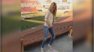 La cantante colombiana Shakira mientras daba el pase del balón.