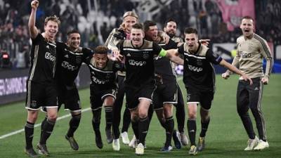 Los jugadores del Ajax celebrando el pase a semifinales de la Champions League tras eliminar a la Juventus. Foto AFP