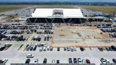 La medida se debe a que las instalaciones del aeropuerto se vuelven insuficientes para albergar a tanto familiar o amigo del viajero.