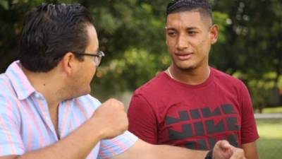 Acosta estuvo dialogando con el director deportivo Eloy Page . Foto Real España.