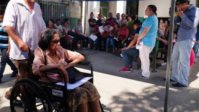 La cantidad de derechohabientes ayer en el IHSS buscando asistencia médica bajó un poco.