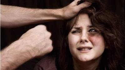 Una mujer turca tendrá que pagar una compensación económica a su marido por daños y lesiones luego de que éste se 'lastimara la mano' al golpearla.