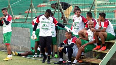 Los jugadores del Marathón bromean antes del inicio de los trabajos de este jueves.