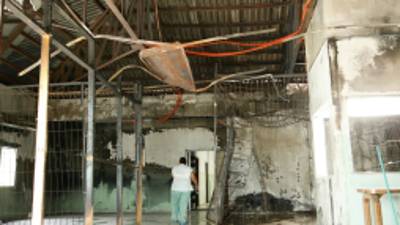 Los empleados están limpiando las instalaciones que se quemaron.