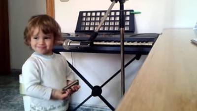 El pequeño Luca de casi 2 años de edad se muestra en un video interpretando con armónica incluida una canción de blues.