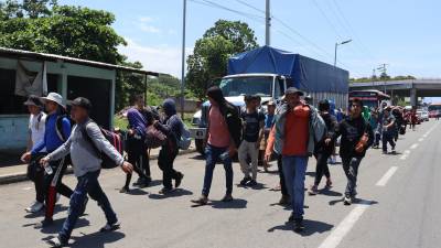Migrantes bloquean las calles en Tapachula para exigir permisos migratorios que les permitan movilizarse por México.