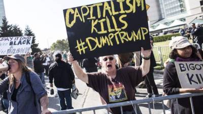 'Detengan a Trump' es la consigna de los manifestantes en California.