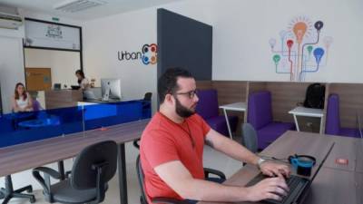 Un emprendedor trabaja en su laptop en uno de los espacios que ofrece Urban Office.
