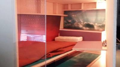 'Te enseñamos como vivir con más personas en las colmenas': es uno de los lemas de Haibu, una empresa de Barcelona que ha causado indignación en España al ofrecer habitáculos de 2,4 metros cuadrados por 200 euros al mes.