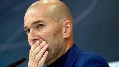 Real Madrid's French coach Zinedine Zidane gestures during a press conference to announce his resignation in Madrid on May 31, 2018.Real Madrid coach Zinedine Zidane said today he was leaving the Spanish giants, just days after winning the Champions League for the third year in a row. / AFP PHOTO / PIERRE-PHILIPPE MARCOU