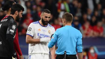 El árbitro Clément Turpin anuló el gol del Real Madrid.